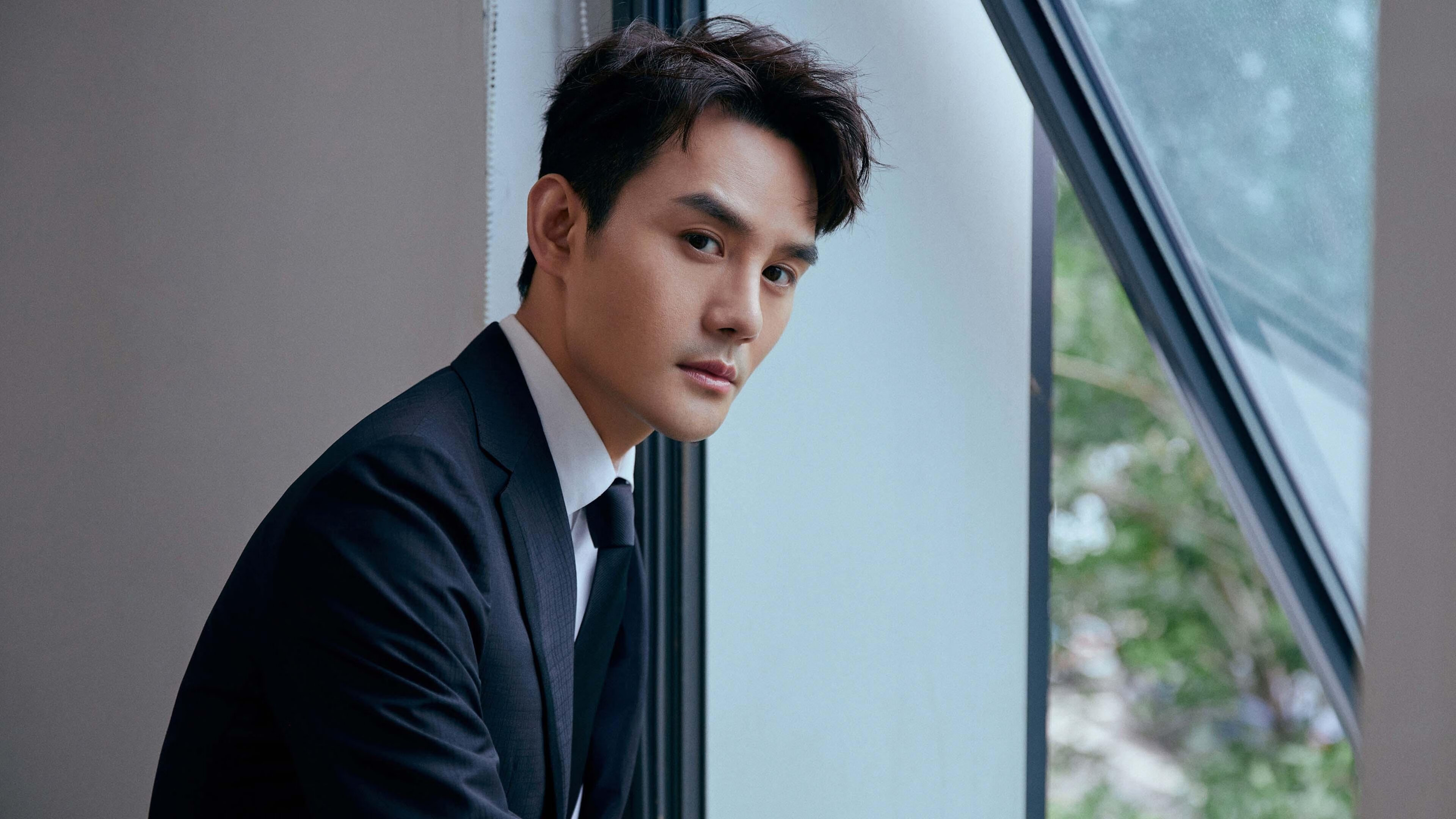 AIYOUXI.COM-足球历史巡礼：从草地到现代化场馆的变迁，足球场的草地是真的还是假的