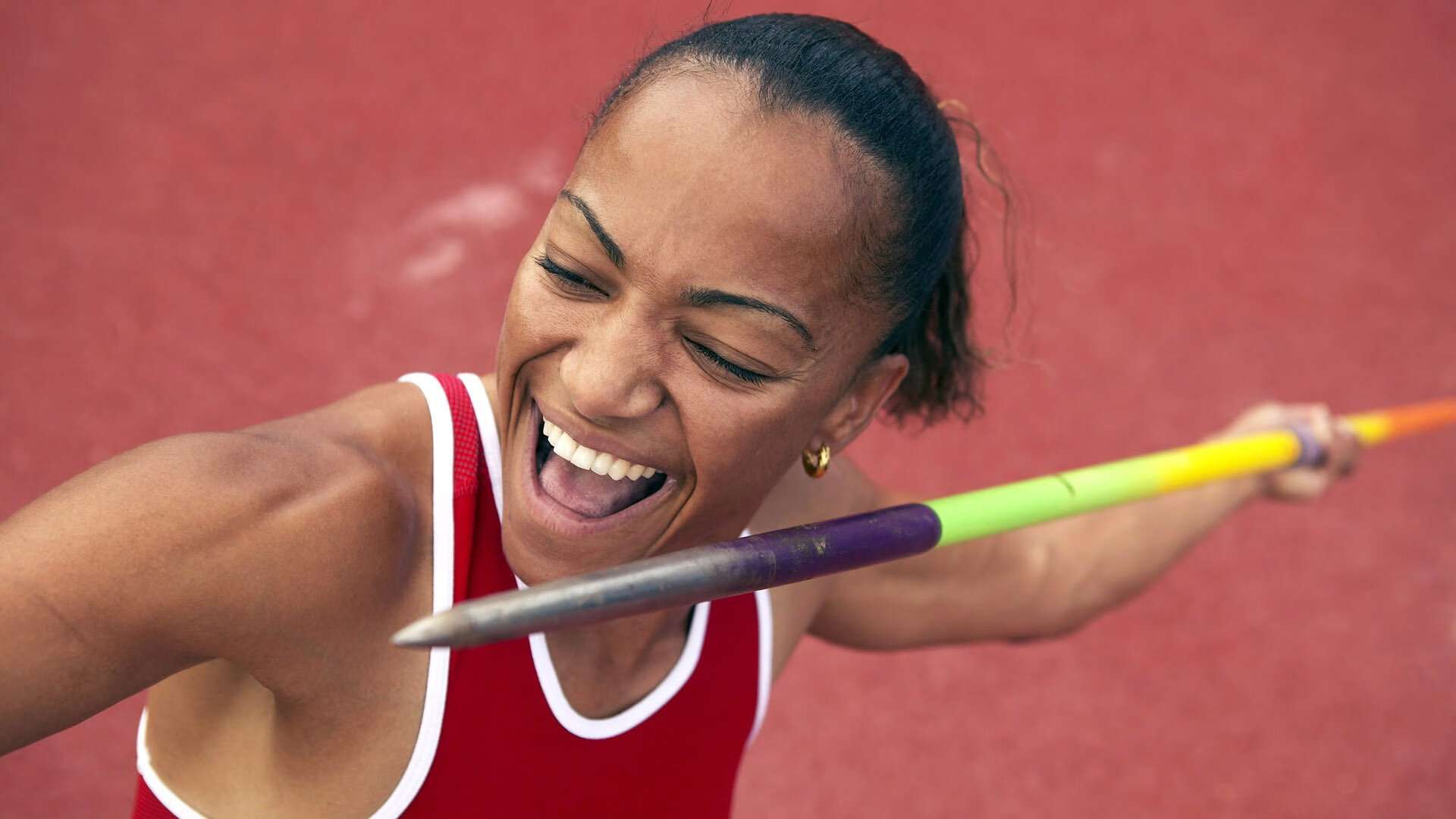 比赛现场球迷热情高涨,呐喊声不断,篮球场上气氛激烈,观众的呐喊声