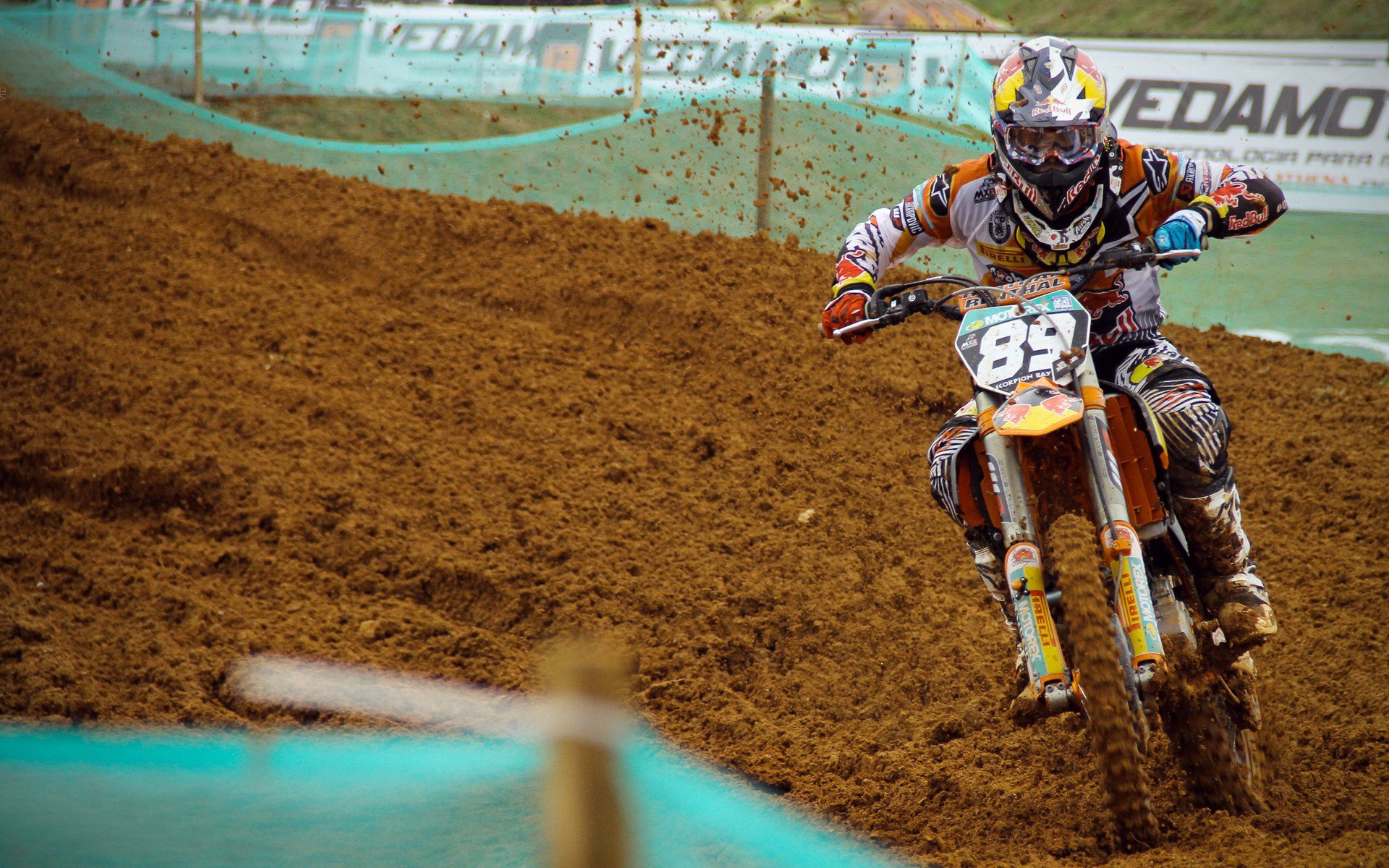 足球盛事令人热血沸腾，观众尽情欢乐，足球的盛宴